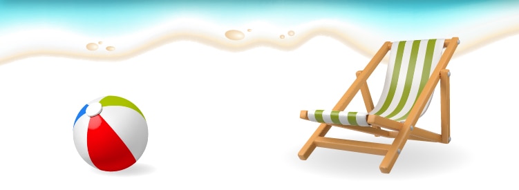Pelota playera hinchable de colores junto a una silla de playa